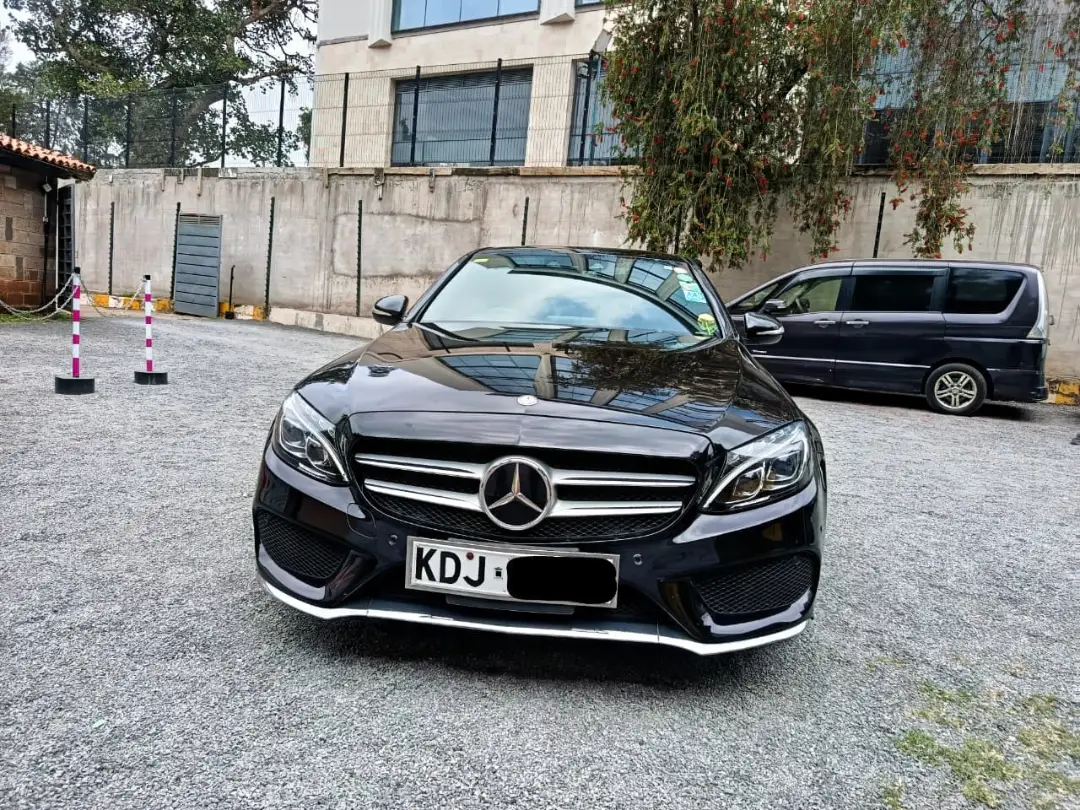 Mercedes-Benz C200 2018 — front view