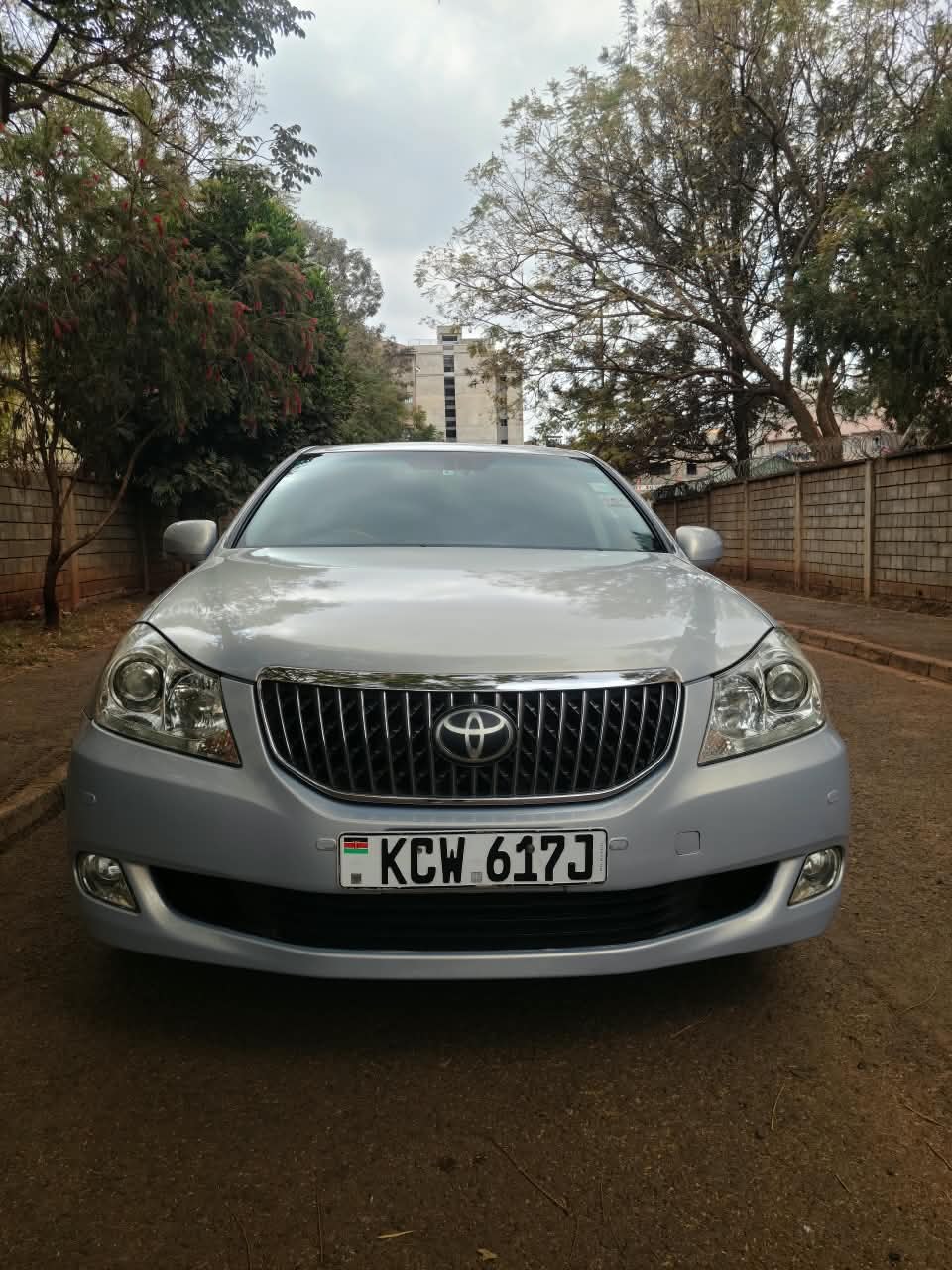 Toyota Crown Majesta 2012 — front view